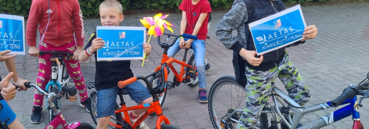 Kinder aus der Ukraine auf Fahrrädern in polnischem Waisenhaus