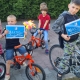 Kinder aus der Ukraine auf Fahrrädern in polnischem Waisenhaus