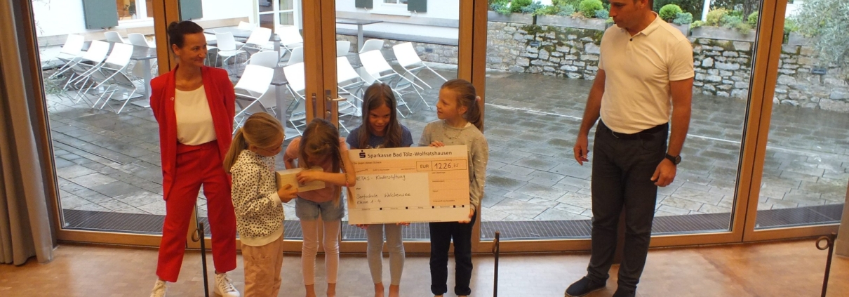 Kinder von Dorfleben Walchensee übergeben gesammeltes Geld an Nicole Rinder von AETAS Kinderstiftung